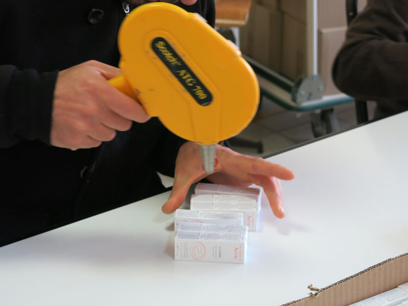 Atelier conditionnement : étiquetage de boîtes